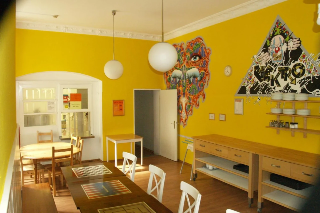 HappyGoLucky Hotel + Hostel